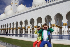 Facade Sjeikh Zajed moskee Abu Dhabi met kinderen