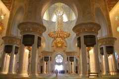 Interieur Sjeikh Zajed moskee Abu Dhabi met kinderen