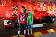 Poseren Ferrari World Abu Dhabi met kinderen