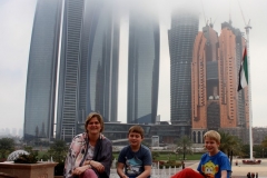 Poseren bij de Emirates hotel Abu Dhabi met kinderen