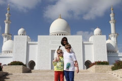 Poseren bij de Sjeikh Zajed moskee Abu Dhabi met kinderen
