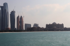 Skyline Abu Dhabi stad met kinderen