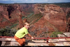 Durfal in de canyon de chelly Amerika met kinderen