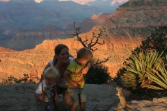 Geinig tafereel bij de grand canyon Amerika met kinderen