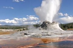 Geizers in Yellowstone Amerika met kinderen