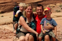 Happy family in Arches nationaal park Amerika met kinderen