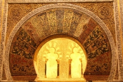 Algeheel prachtig deze gebedsnis, mihrāb, in de Mesquita Andalusië met kinderen