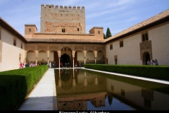 Binnenplaats Alhambra Andalusië met kinderen