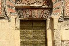 Buiten de muren van de Mesquita Cordoba Andalusië met kinderen
