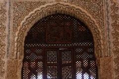 Detail paleis Nasriden Alhambra Andalusië met kinderen
