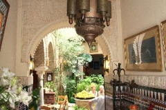 Patio in Cordoba Andalusië met kinderen