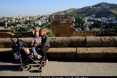 Uitzicht over Granada vanaf Alhambra Andalusië met kinderen