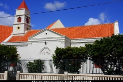 Kleine protestante kerk Oranjestad Aruba met kinderen