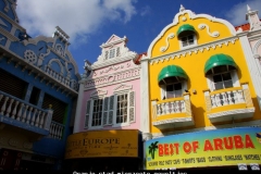 Oranje stad mierzoete geveltjes Aruba met kinderen