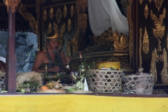 Bali met kinderen Hindoe priester
