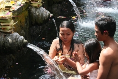 Bali met kinderen Tirta Empul familie momentje