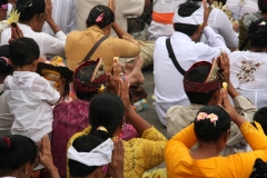 Bali met kinderen bidden