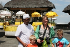 Bali met kinderen familie momentje na een offer