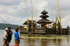 Bali met kinderen goudvissen vangen
