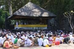 Bali met kinderen in gebed