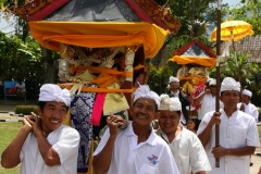 Bali met kinderen offer feest