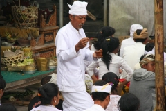 Bali met kinderen priester