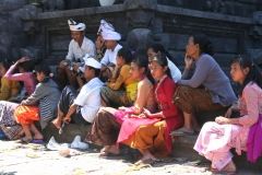 Bali met kinderen tempel ceremonie