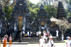 Bali met kinderen vleermuis tempel