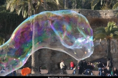 Bellen blazen parc Guell Barcelona met kinderen