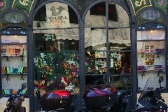 Typisch geveltje Barcelona met kinderen