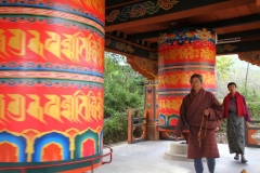 Gebedsmolens Bhutan met kinderen