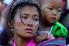 Moeder en dochter Bhutan met kinderen