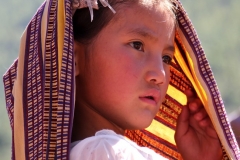 Meisje Bhutan met kinderen
