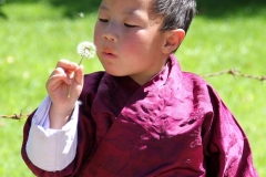 Jongen Bhutan met kinderen