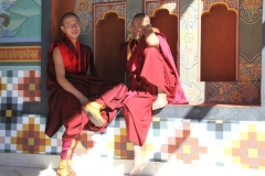 Monnik Bhutan met kinderen
