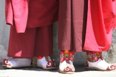 Monnik schoeisel Bhutan met kinderen
