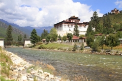 Faro dzong Bhutan met kinderen