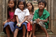 Cambodja kids poseren bij Banteay Srei Cambodja