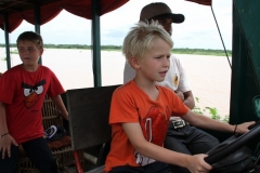 Sturen op het Tonle Sap meer Cambodja