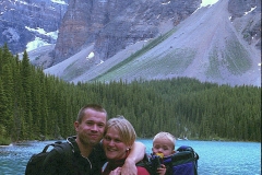 Happy family bij Morraine lake Canada met kinderen