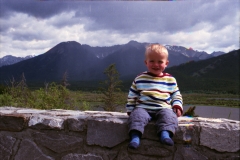 Mika Canada met kinderen