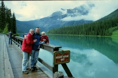 Poseren bij Emerald lake Canada met kinderen