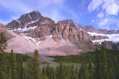 Uitzicht vanaf de camping op de Rocky Mountains Canada met kinderen