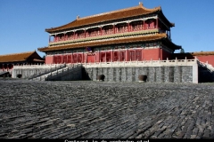 Contrast in de verboden stad Beijing met kinderen