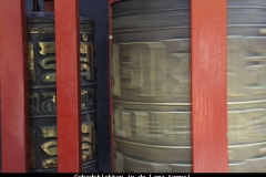 Gebedsklokken in de lama tempel Beijing met kinderen