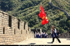 Vlag wordt gehesen op de chinese muur Beijing met kinderen