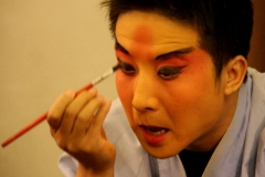 Voorbereidingen voor de chinese opera Beijing met kinderen