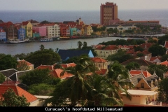 Curacao's hoofdstad vanaf een hooggelegen punt Curacao met kinderen