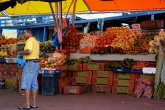 Drijvende markt in Willemstad Curacao met kinderen