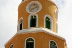Fier fort in Willemstad Curacao met kinderen